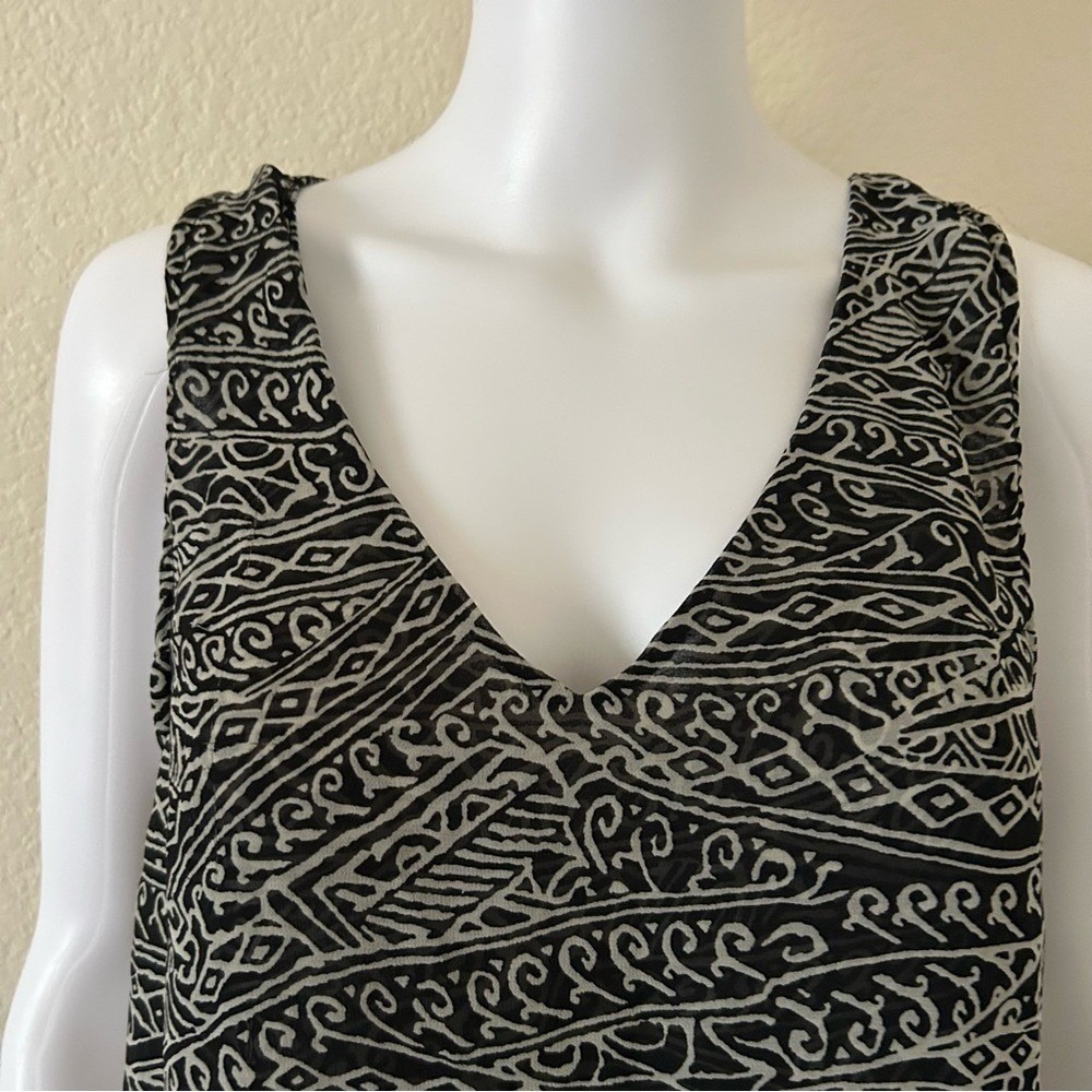 ⭐ Brandy Melville V-Neck Chiffon Heart Cutout Cropped Blouse Tank OS - Picture 3 of 6